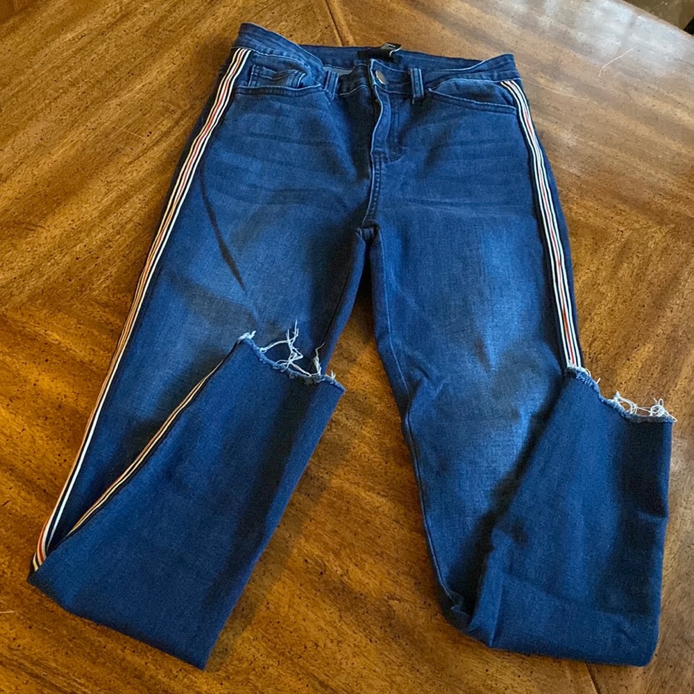 Forever 21 jeaans with ribbon piping cute size 28 size small 4-6 cute and comfy